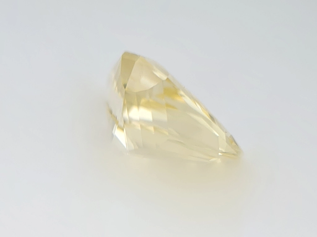 2Y9N 3 loose yellow sapphire gemstone